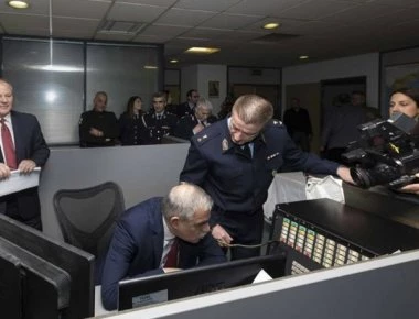 Ν.Τόσκας: Εξέφρασε τις ευχές στους αστυνομικούς μέσω... ασυρμάτου! (φωτό)